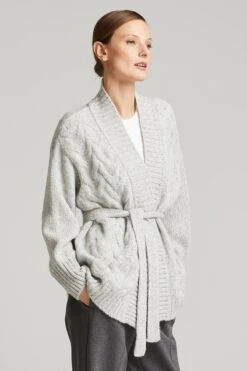 Andiata Naisten Villatakki, AUGUSTA CABLE KNIT Vaaleanharmaa -Kekäle andiata naisten villatakki augusta cable knit vaaleanharmaa 3