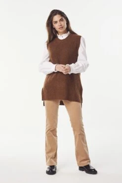 Claire Naisten Neuleliivi EMMELINE Tummanruskea