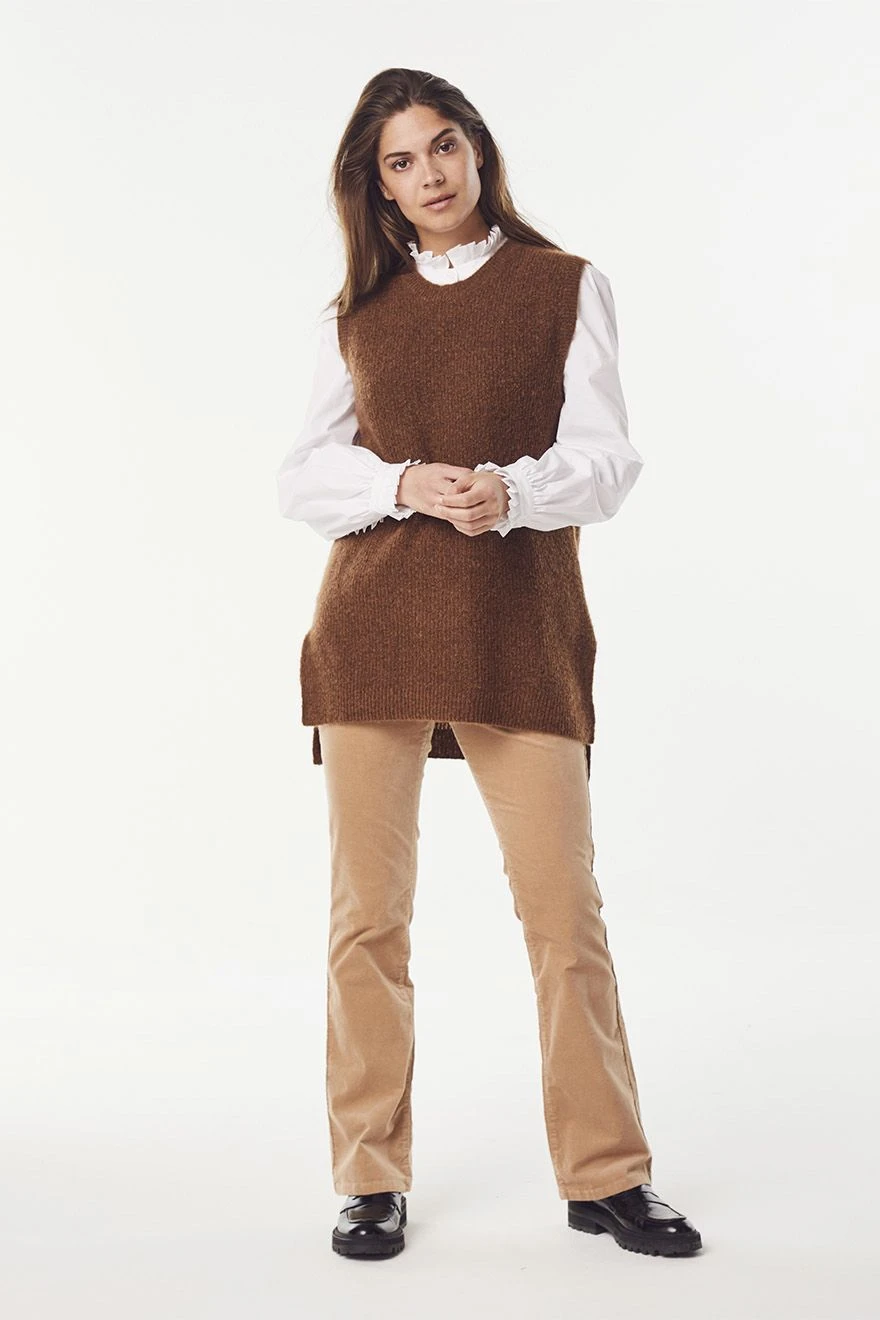 Claire Naisten Neuleliivi EMMELINE Tummanruskea 3 Claire Naisten Neuleliivi EMMELINE Tummanruskea