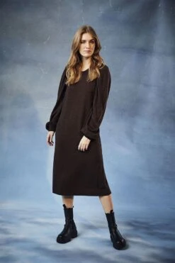 Claire Naisten Neulemekko DEEBA DRESS 100% MERINO Tummanruskea