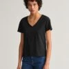 Gant Naisten T-paita ORIGINAL V-NECK SS T-SHIRT Musta 1 Gant Naisten T-paita ORIGINAL V-NECK SS T-SHIRT Musta -Kekäle gant naisten t paita original v neck ss t shirt musta 1