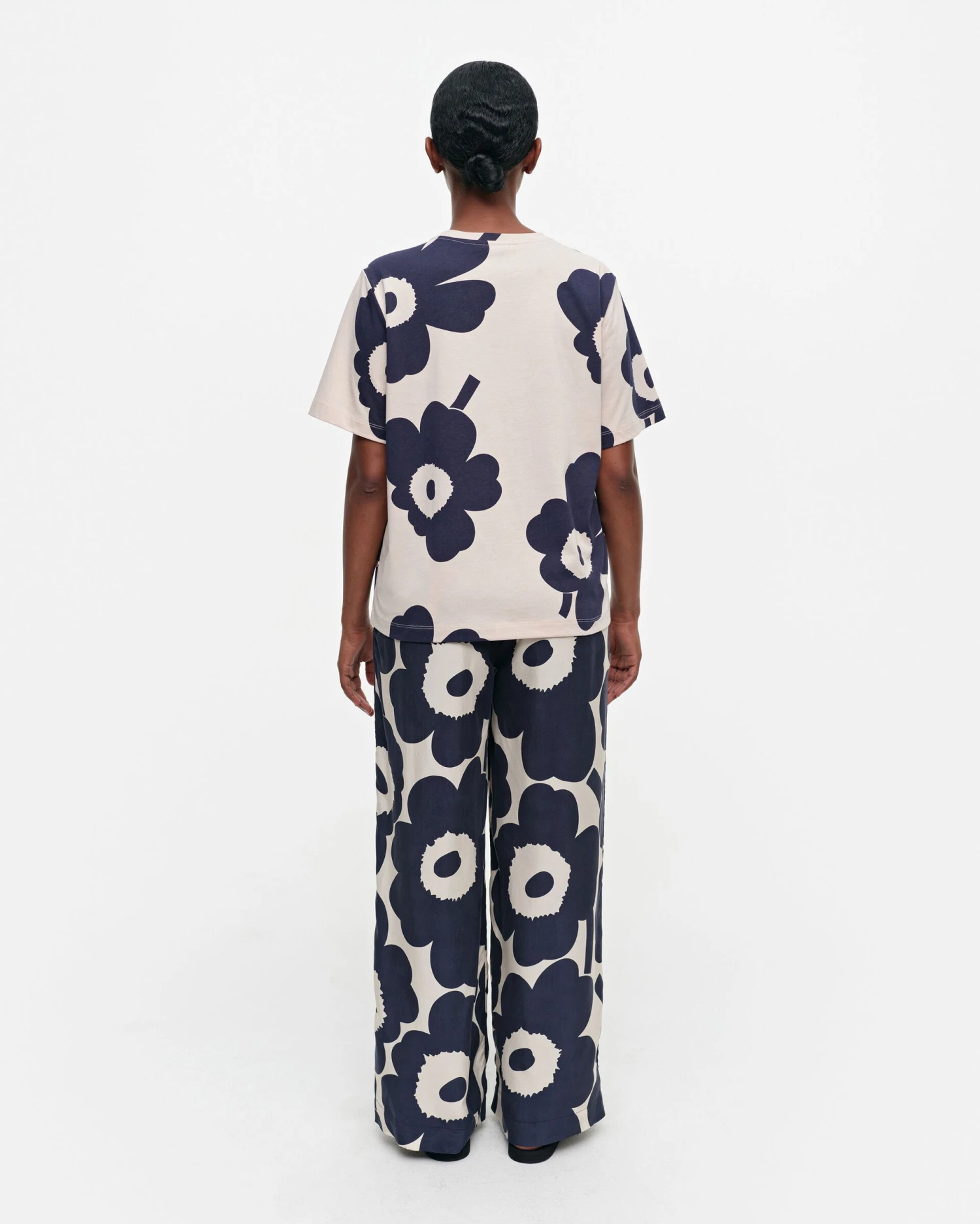 Marimekko T-paita, AMELA JUHLA UNIKKO T-PAITA Sininen Kuosi 4 Marimekko T-paita, AMELA JUHLA UNIKKO T-PAITA Sininen Kuosi - Image 2