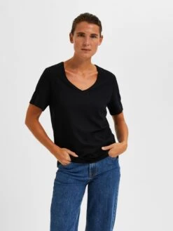 Selected Femme Naisten T-paita SLFESSENTIAL SS V-NECK TEE NOOS Musta