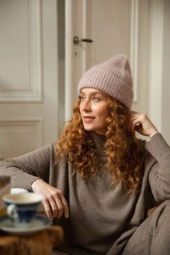 Sinnuu Naisten Neule Sinnuu W Turtle Neck Ruskeanharmaa